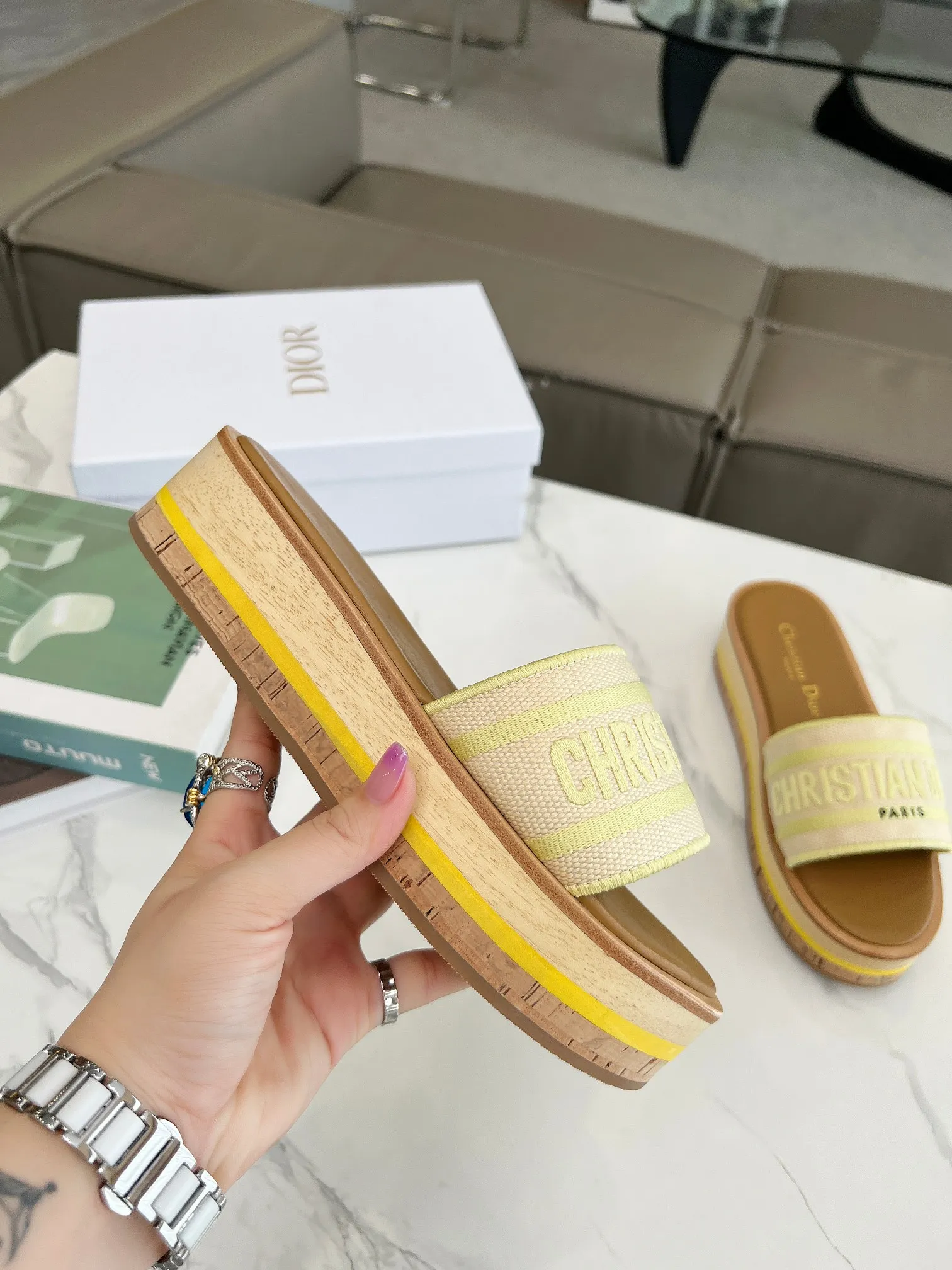 👟👟Ex-factory price 420👟👟 Dior's new spring and summer IVIETA DWAY jelly-colored flat-soled one-slip women's shoes with CD letter logo three-dimensional embroidery thick-soled round-toe open-toe slippers. The original version is developed to be the top version on the market. It feels soft and delicate on the feet and is extremely comfortable. Material: Upper imported raffia electric embroidery high-temperature water-soluble cotton technical fabric + water-dyed cowhide foot pad lining + original consistent combination outsole Outsole: original outsole Size: 35-42 (40.41.42 custom-made, non-refundable and non-exchangeable)